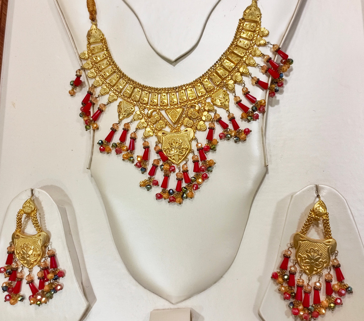 Traditional Gold-Plated Bridal Jewelry Set – Red Beaded Necklace & Earrings